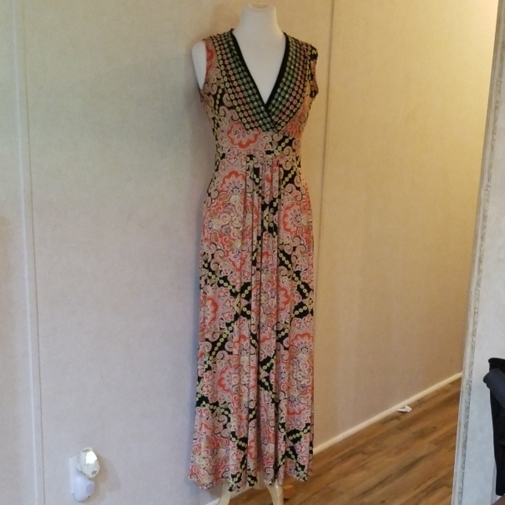 Sleeveless maxi dress with gorgeous color and deta